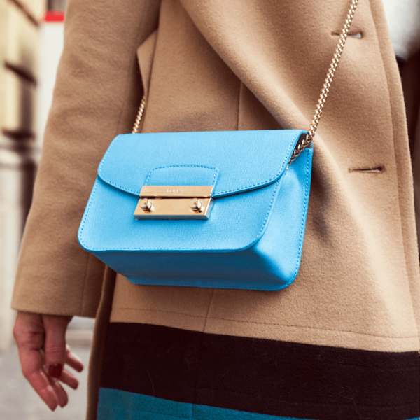 How To Match The Color Of Your Handbag With An Outfit